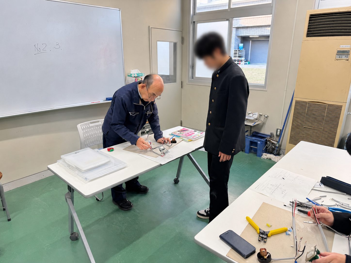 工具を使った技能練習の加工済み写真