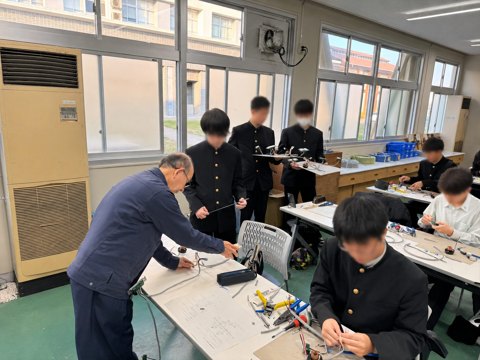 ものづくりマイスターによる指導風景の加工済み写真