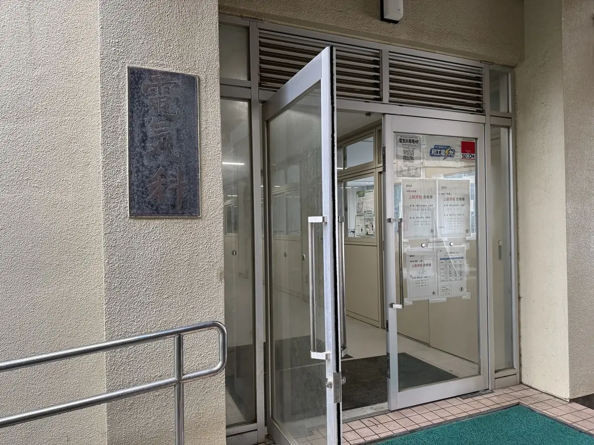 入口から実習室へ
