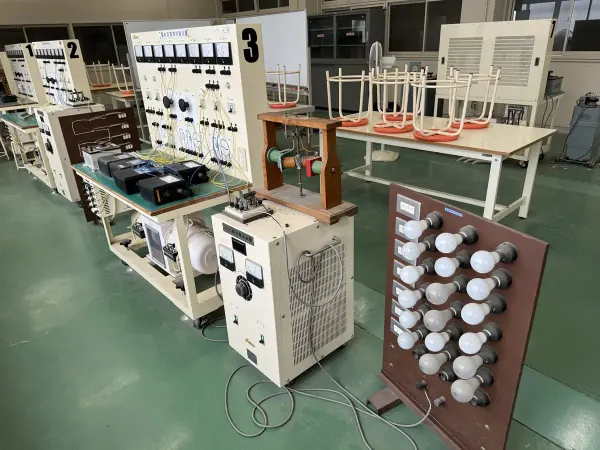計器や電気機器が並ぶ機器実習室の全景