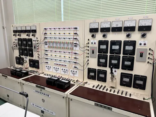 送電線路の装置を斜めから