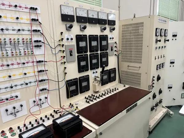 送電線路の計器・端子